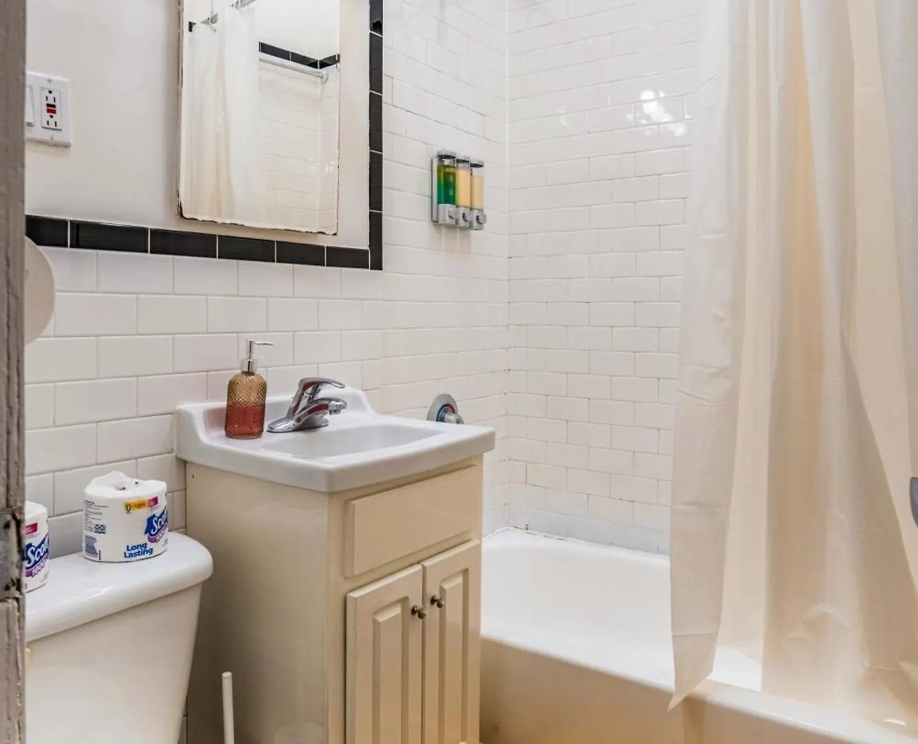 3 Bedroom Cozy Home In Manhattan Valley New York 0*,